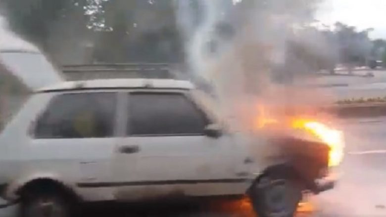 Dramë në Shkup, digjet ‘Yugo’, shoferi kërcen në rrugë (Video)