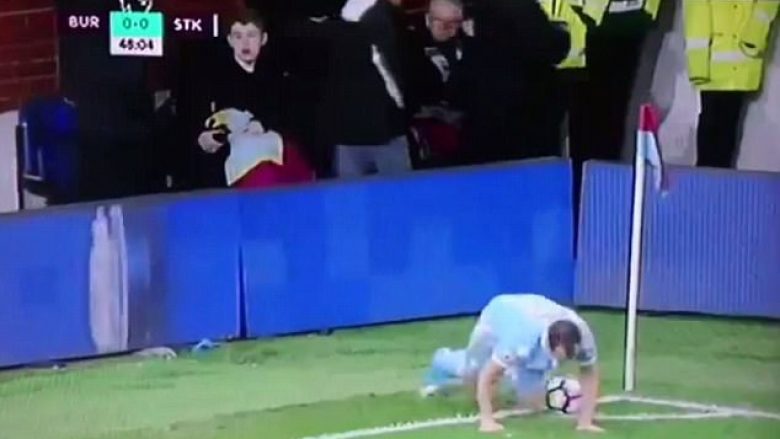 Charlie Adam rivënien nga këndi e kthen në goditje dënimi për kundërshtarët, moment qesharak për mesfushorin e Stoke (Video)