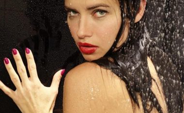 Adriana Lima me fotosesion tërësisht lakuriq (Video, +18)