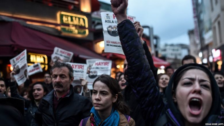Protesta në Turqi kundër rezultatit të referendumit