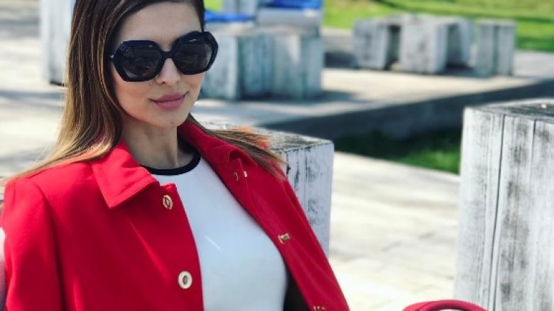 Agnesa Vuthaj shfaqet elegante dhe sportive në fshat (Foto)