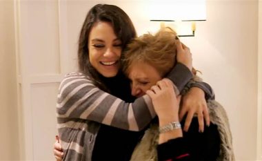 Aktorja e famshme Mila Kunis ua rinovon banesën prindërve, ata të emocionuar qajnë me lot! (Foto/Video)