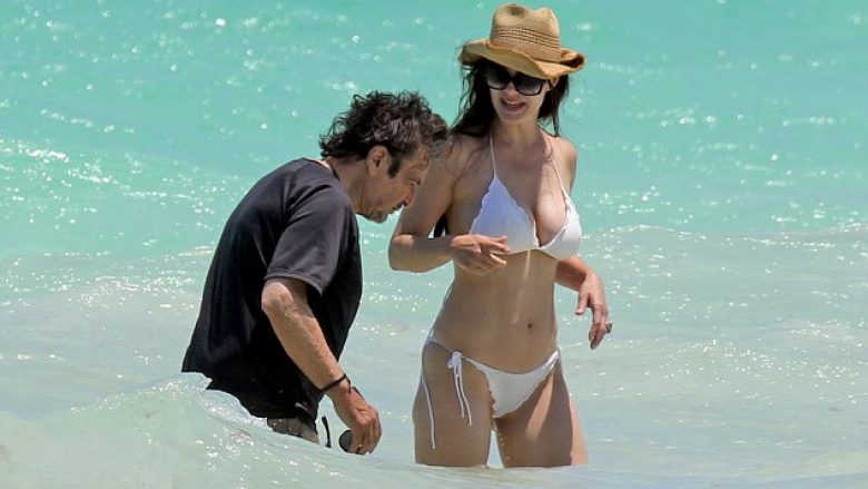 77-vjeçari Al Pacino, skena të ëmbla me të dashurën 30 vjet më të re (Foto)