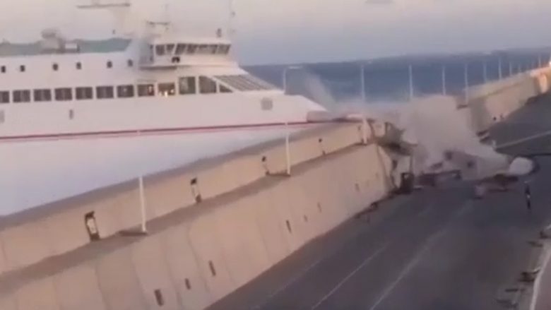 Anija gjigante humb kontrollin, përplaset për murin e betonit në hyrje të portit (Video)