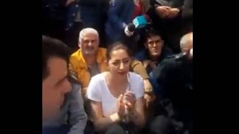 Basha ulet këmbëkryq, protestuesit ia marrin një kënge partizane (Video)