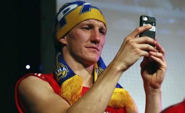 Mos gaboni me ia lënë në dorë telefonin Bastian Schweinsteigerit (Video)