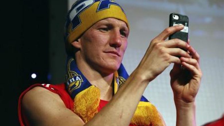 Mos gaboni me ia lënë në dorë telefonin Bastian Schweinsteigerit (Video)