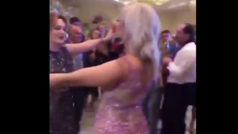 Bebe Rexha ndez atmosferën me vallëzimin e saj në dasmën shqiptare (Video)
