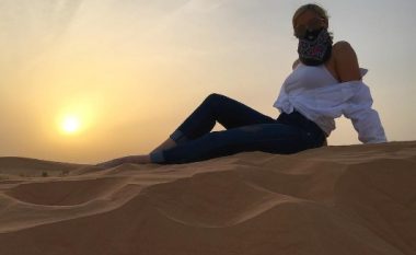 Bebe Rexha si në kohët e lashta: Udhëtim me deve në shkretëtirat e Dubait (Foto/Video)