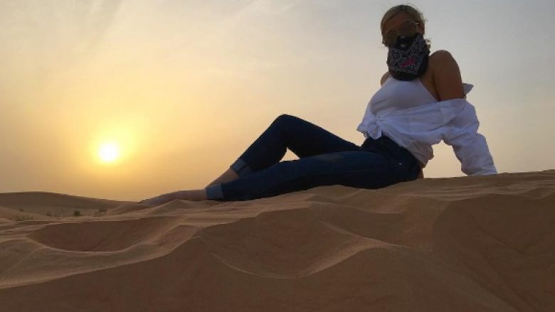 Bebe Rexha si në kohët e lashta: Udhëtim me deve në shkretëtirat e Dubait (Foto/Video)