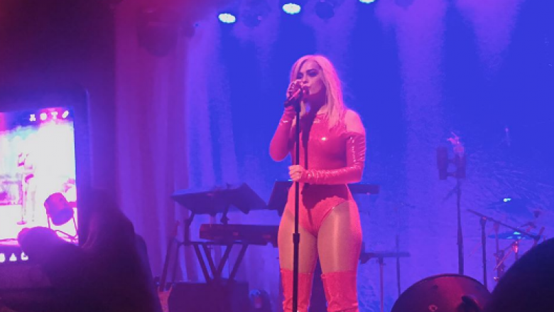 Bebe Rexha ngrit flamurin shqiptar në New York (Video)