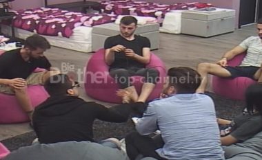 Prejardhja e njeriut, tema e ditës në Big Brother: Musa beson nga majmuni, Damiano në Zot