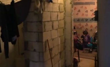 Jeta e sirianëve në Liban: 200 dollarë qira për një birucë pa dritare (Video)