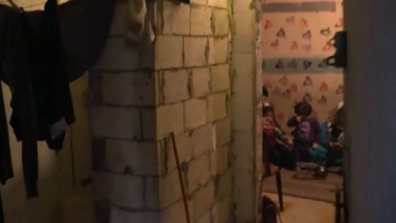 Jeta e sirianëve në Liban: 200 dollarë qira për një birucë pa dritare (Video)