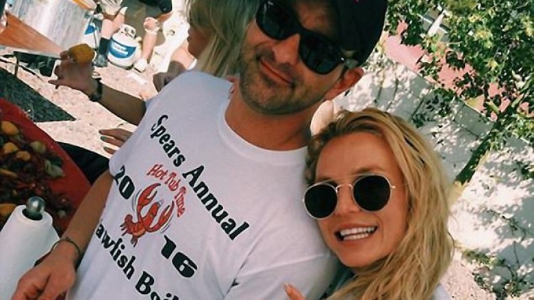 Britney ruan raportet familjare, merr pjesë në festën e ditëlindjes së vëllait
