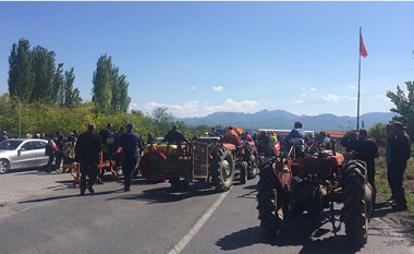 Bujqit bllokojnë rrugën rajonale Gradsko-Veles