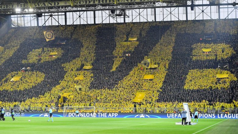 Futbolli më i fortë se terrorizmi: Koreografia mbresëlënëse e Dortmundit dhe mbështetja për Bartran (Foto/Video)