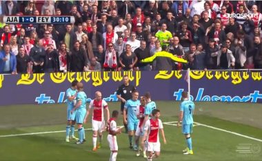 Lojtarin e Feyenoordit e tradhtojnë nervat në derbi, gjuan me top tifozët e Ajaxit dhe normalisht në fund mori atë që meritoi (Video)
