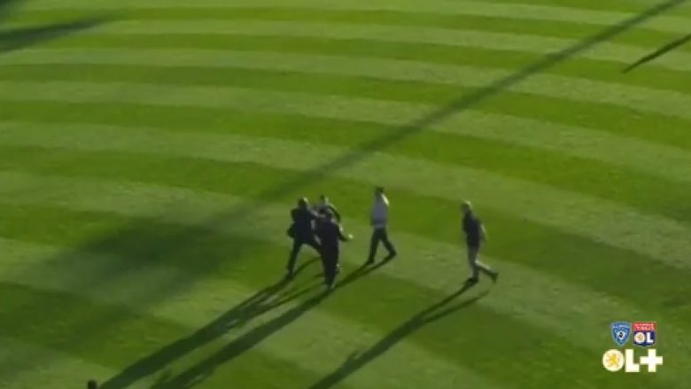 Ndërpritet ndeshja, një tifoz i Bastias përleshet me portierin e Lyonit (Video)
