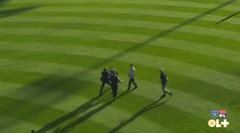 Ndërpritet ndeshja, një tifoz i Bastias përleshet me portierin e Lyonit (Video)