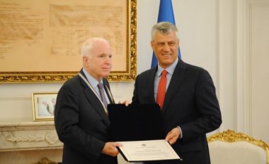 Senatori John Mccain dekorohet me “Urdhrin e Lirisë”