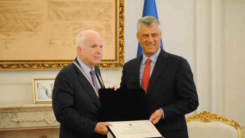 Senatori McCain, me “postim special” për vizitën e tij në Kosovë (Video)