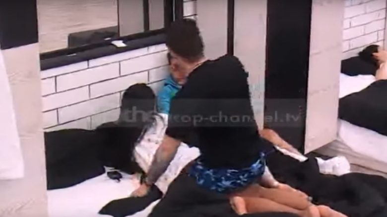 Damiano masazhon Armelën në Big Brother Albania (Video)