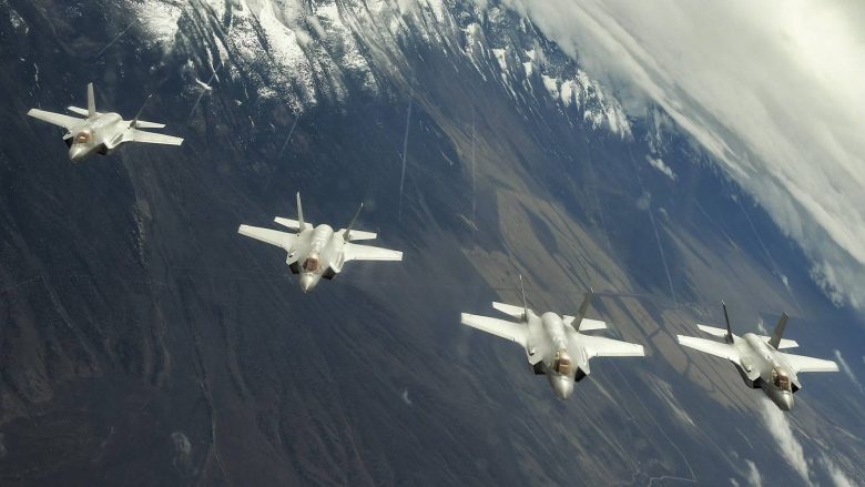 Aeroplanët luftarakë amerikanë F-35 mbërrijnë për herë të parë në Evropë, për të “frenuar” Rusinë!