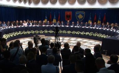 Takimet e dy qeverive shqiptare show medial, asgjë tjetër