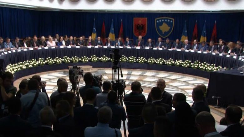 Takimet e dy qeverive shqiptare show medial, asgjë tjetër