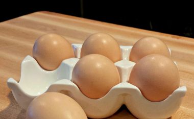 Nëse i keni nxjerrë vezët nga frigoriferi, PATJETËR duhet t’i hidhni poshtë pas kësaj kohe, sepse janë të rrezikshme!