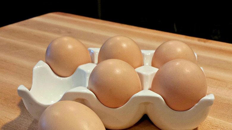 Nëse i keni nxjerrë vezët nga frigoriferi, PATJETËR duhet t’i hidhni poshtë pas kësaj kohe, sepse janë të rrezikshme!