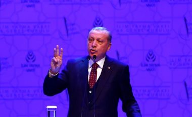 AA: Erdogan përgëzon liderët e partive për fitoren në referendum