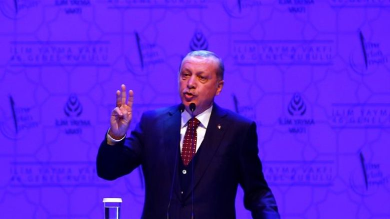 AA: Erdogan përgëzon liderët e partive për fitoren në referendum