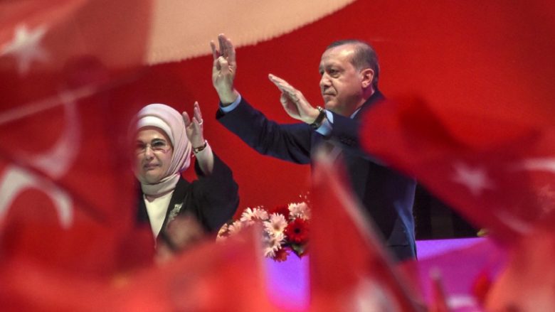 Erdogan nuk pranon pyetje nga gazetarët, tregohet “i kujdesshëm” me mbështetësit që po e prisnin jashtë