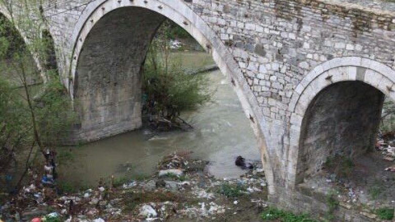 Gjendet trupi i pajetë i një femre në lumin Erenik në Gjakovë