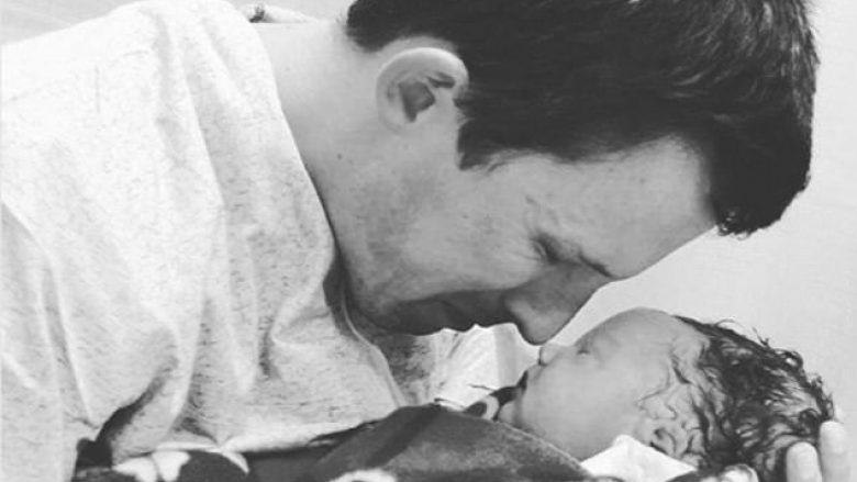 Moment prekës: Babai mban në krahë djalin e tij të vdekur – vetëm 30 minuta pasi lindjes së tij (Foto)