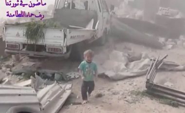 Pamjet që po tmerrojnë botën: Fëmijët sirianë ikin nëpër gërmadhat e shtëpive të shkatërruara nga aeroplanët rusë (Video)
