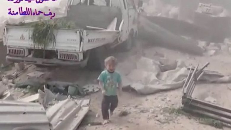 Pamjet që po tmerrojnë botën: Fëmijët sirianë ikin nëpër gërmadhat e shtëpive të shkatërruara nga aeroplanët rusë (Video)