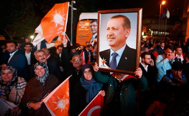 Ende pa dalë rezultatet përfundimtare, kanë filluar festimet afër selisë kryesore të AKP-së (Video)