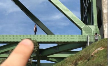 Tentoi të bënte një selfie, gruaja bie nga ura më e madhe në Kaliforni (Foto/Video)