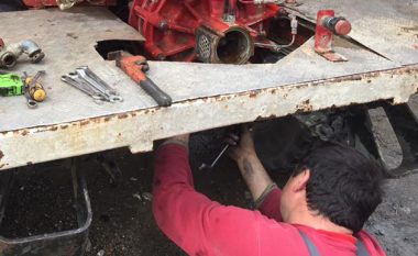 “Shpikja” e shqiptarëve që të lë pa fjalë: Nga një kamion i vjetër krijuan një zjarrfikëse për zonat malore (Foto)