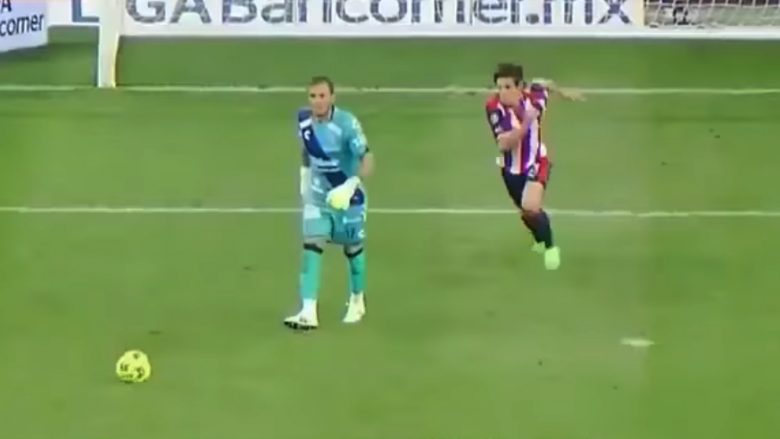 Gafa e pafalshme e portierit në minutat shtesë që ia dhuroi fitoren kundërshtarit (Video)