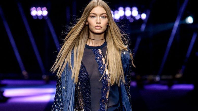 Gigi Hadid shfaqet me një pozë joshëse, pranë saj gjendet edhe harta e Shqipërisë së Madhe (Foto)