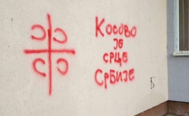 Dënohet akti i grafiteve “Kosova është Serbi” në shkollën fillore në Plemetin (Foto)