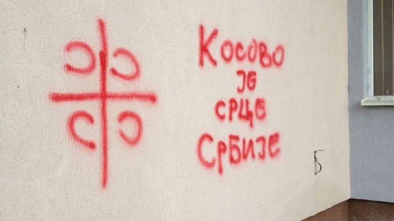Dënohet akti i grafiteve “Kosova është Serbi” në shkollën fillore në Plemetin (Foto)