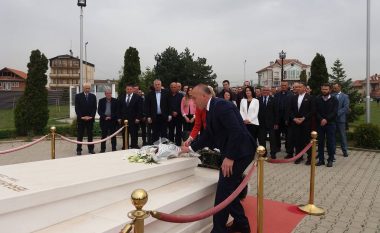 Haradinaj bëri homzhe te varri i Rugovës dhe te shtatorja e Zahir Pajazitit