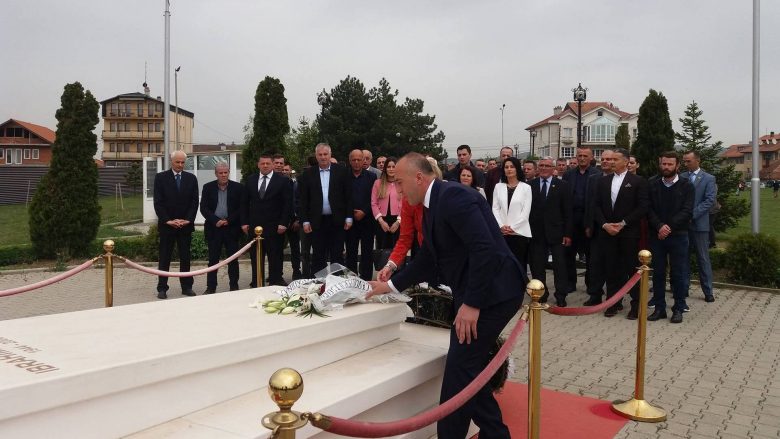 Haradinaj bëri homzhe te varri i Rugovës dhe te shtatorja e Zahir Pajazitit