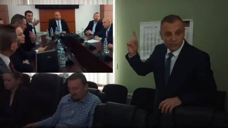 Momenti i përplasjes së deputetëve serbë të Kuvendit të Kosovës (Video)