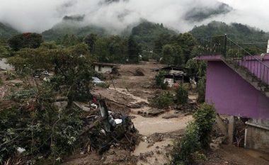 Nga rrëshqitjet e dheut në Indonezi, 30 të vdekur